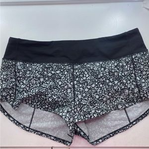 black and white flowered lululemon speed up shorts 2.5 inches, size 6